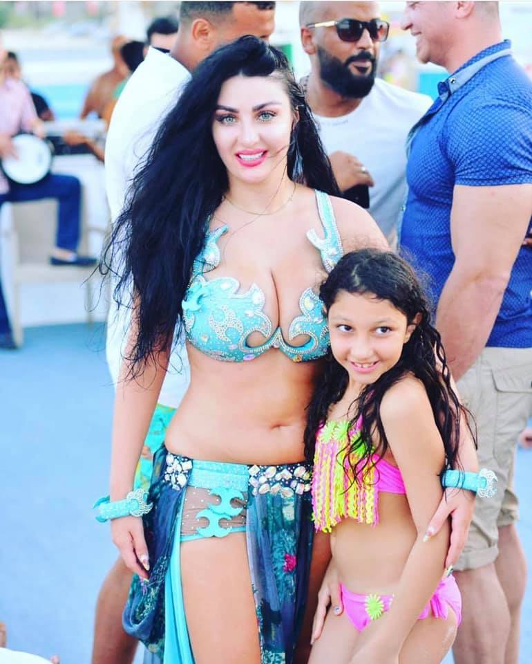 ربما تحتوي الصورة على: ‏‏‏٣‏ أشخاص‏، ‏‏‏أشخاص يقفون‏ و‏نشاطات في أماكن مفتوحة‏‏‏‏